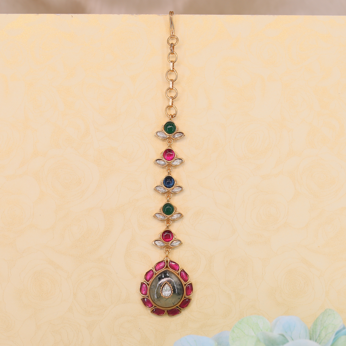 Graceful Ethnic Maang Tikka with Linked Motif Design
