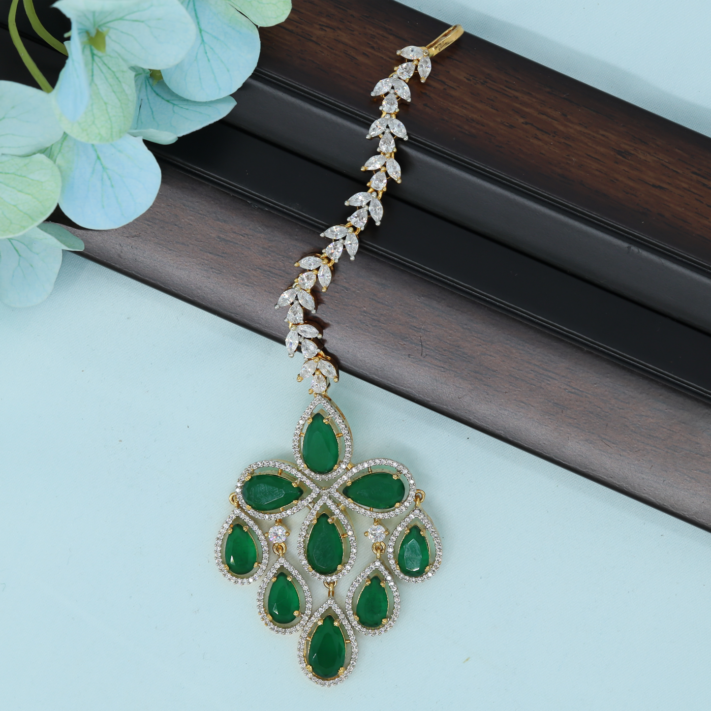 Leaf Pattern Tikka with Cluster Pendant and Drop Arrangement