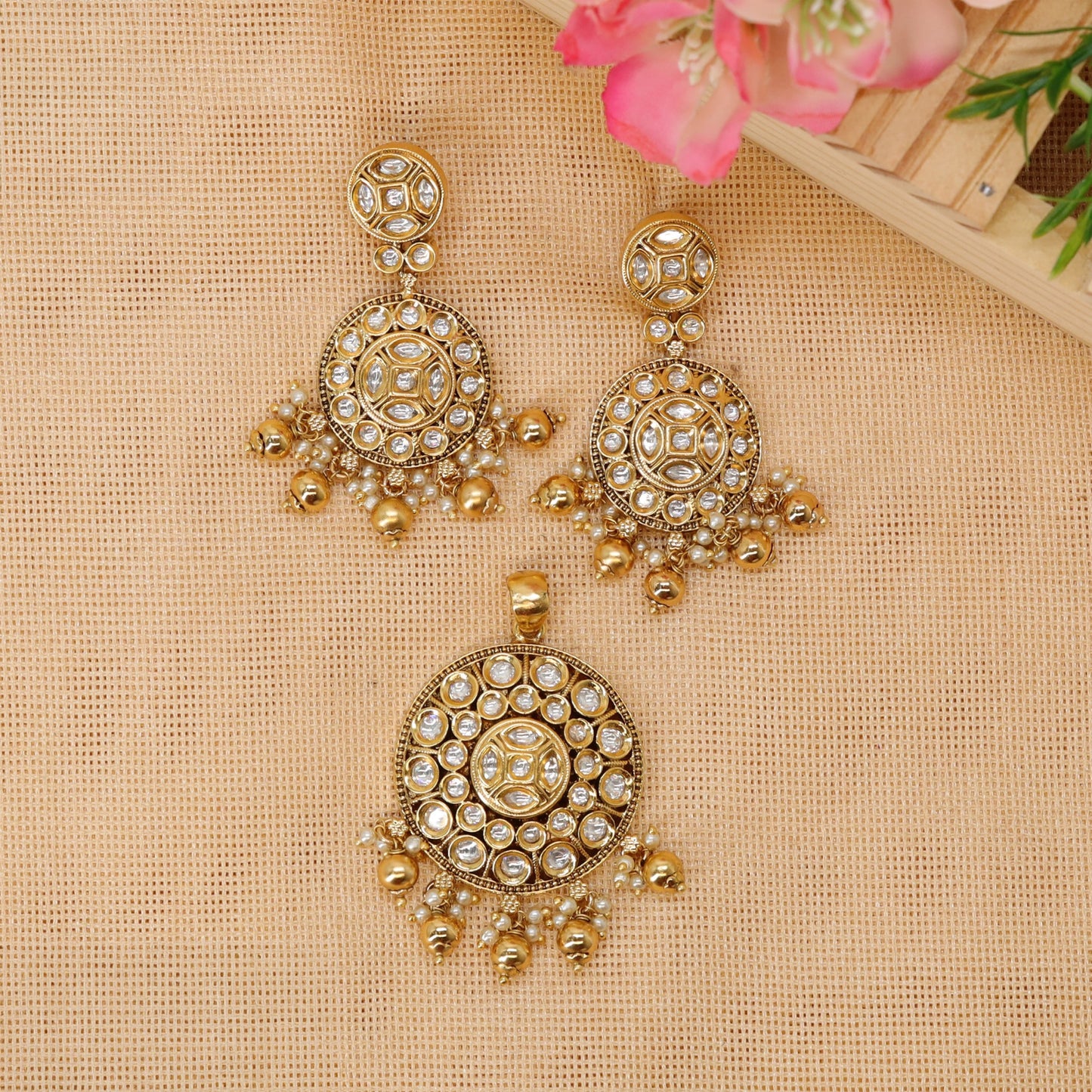 Antique pendant set with circular kundan detailing and hanging bead drops