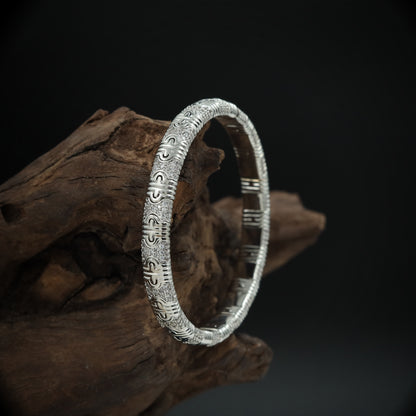 Classic Pattern Bracelet with Continuous Design and Raised Motif Elements