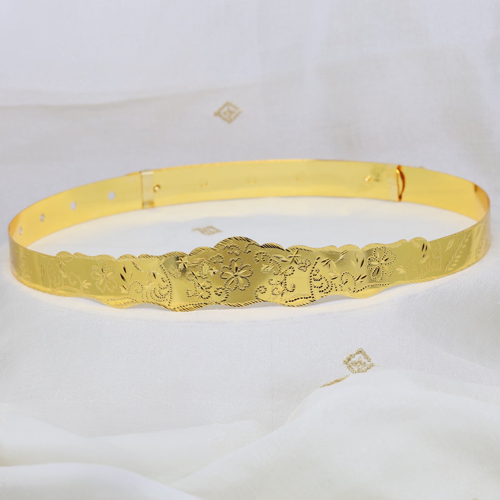 Refined Gold Waist Belt with Continuous Floral Detailing and Broad Center Section