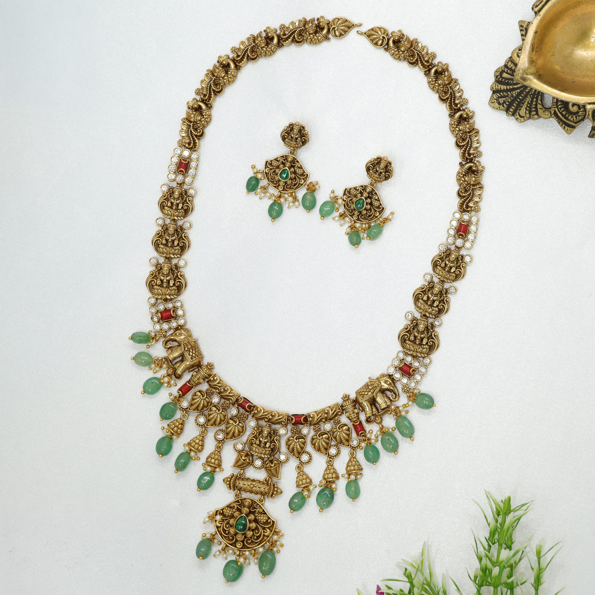 Graceful Antique Long Haara with Traditional Detailing