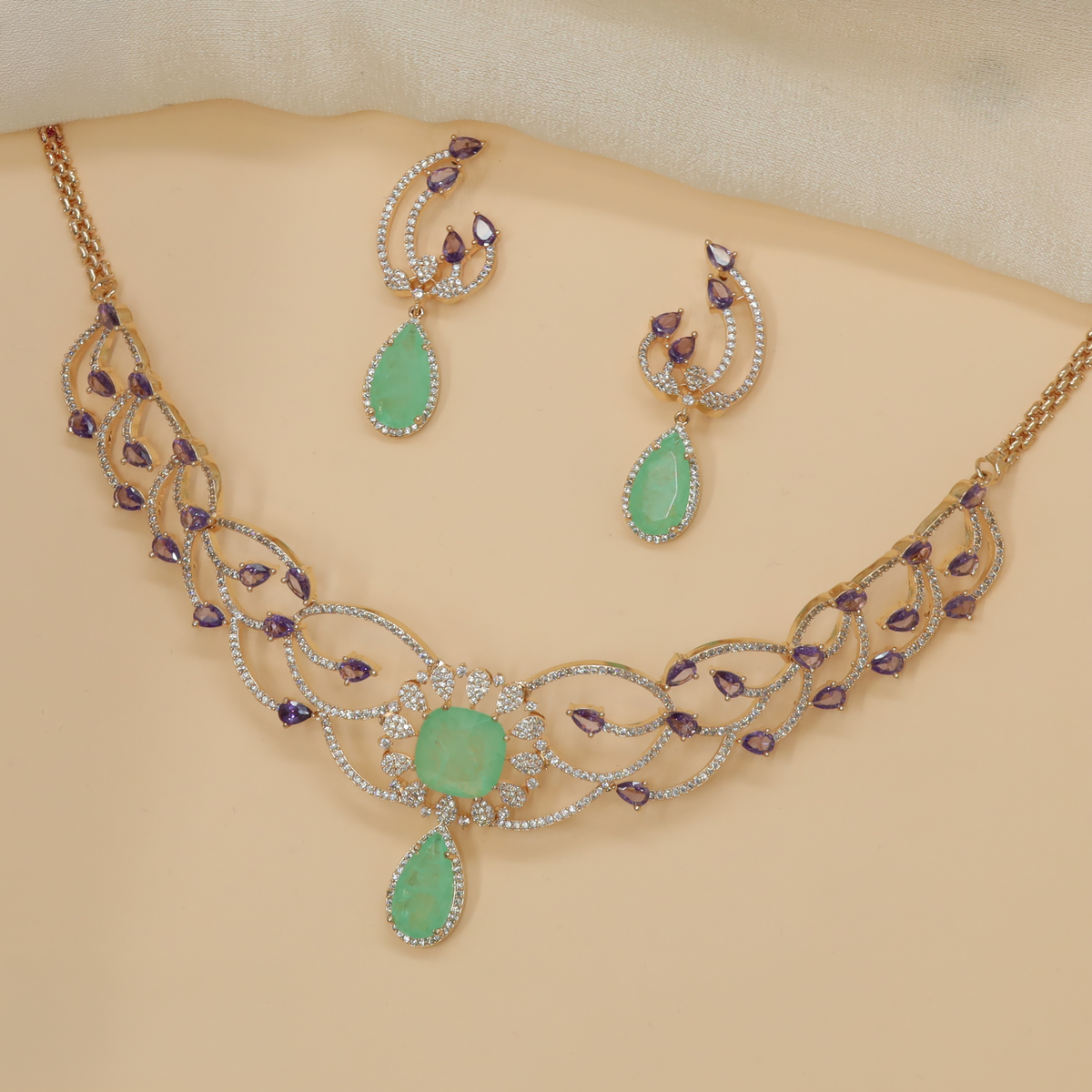 Rose gold crystal necklace with an artistic interwoven structure