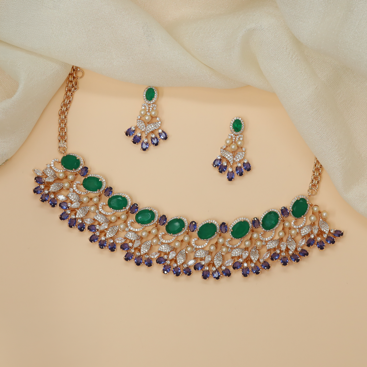 Rose gold necklace with a refined sequence of oval settings