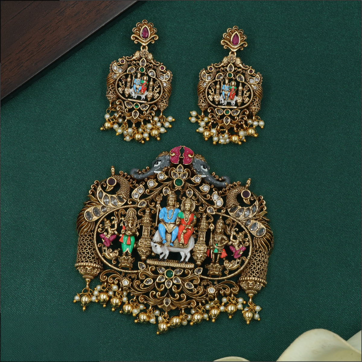 Antique pendant set with Shiva and Parvathi figures