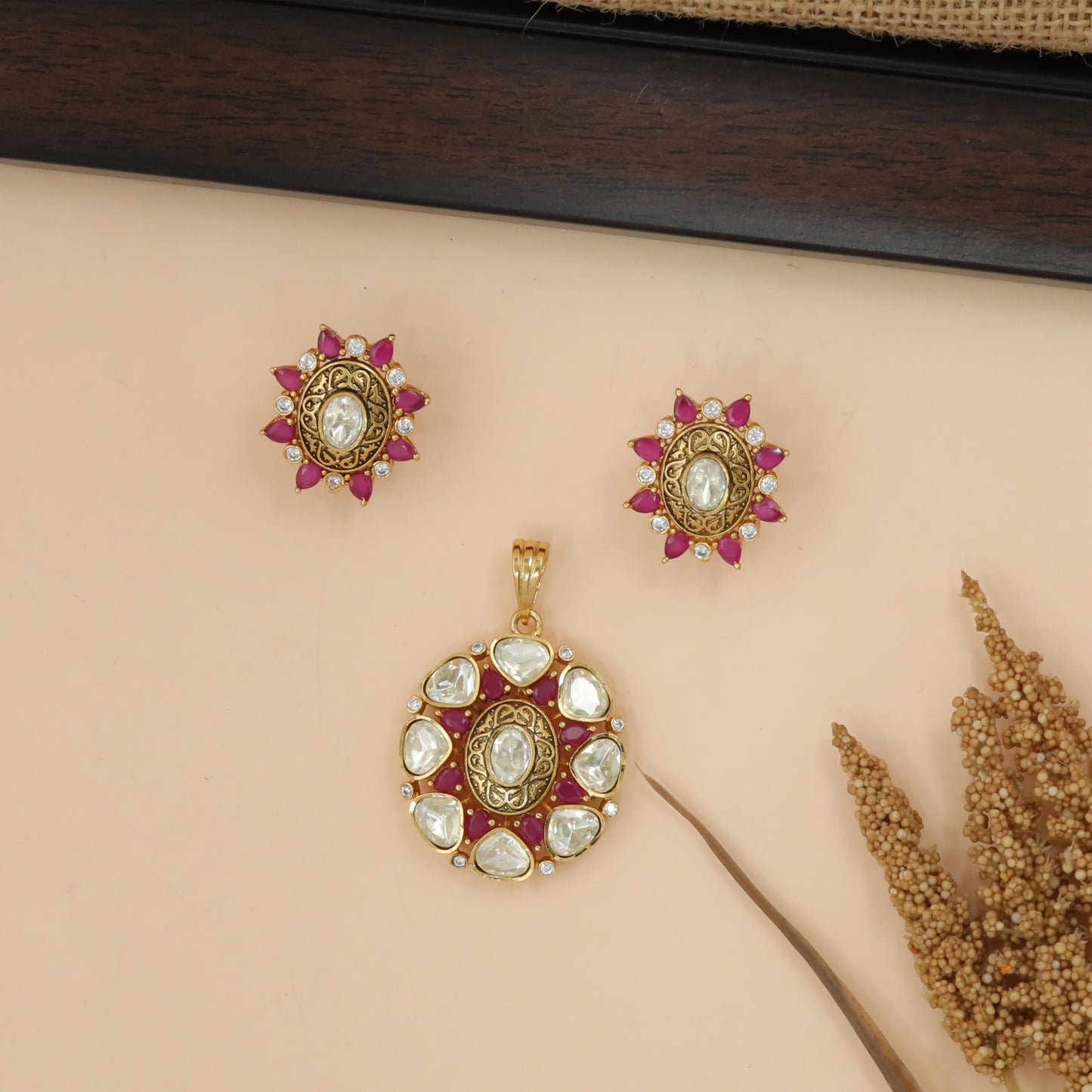 Sunburst Motif Pendant Set