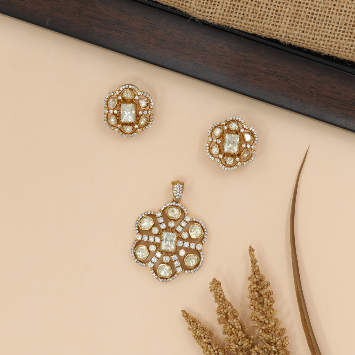 Petal Motif Frame Pendant Set