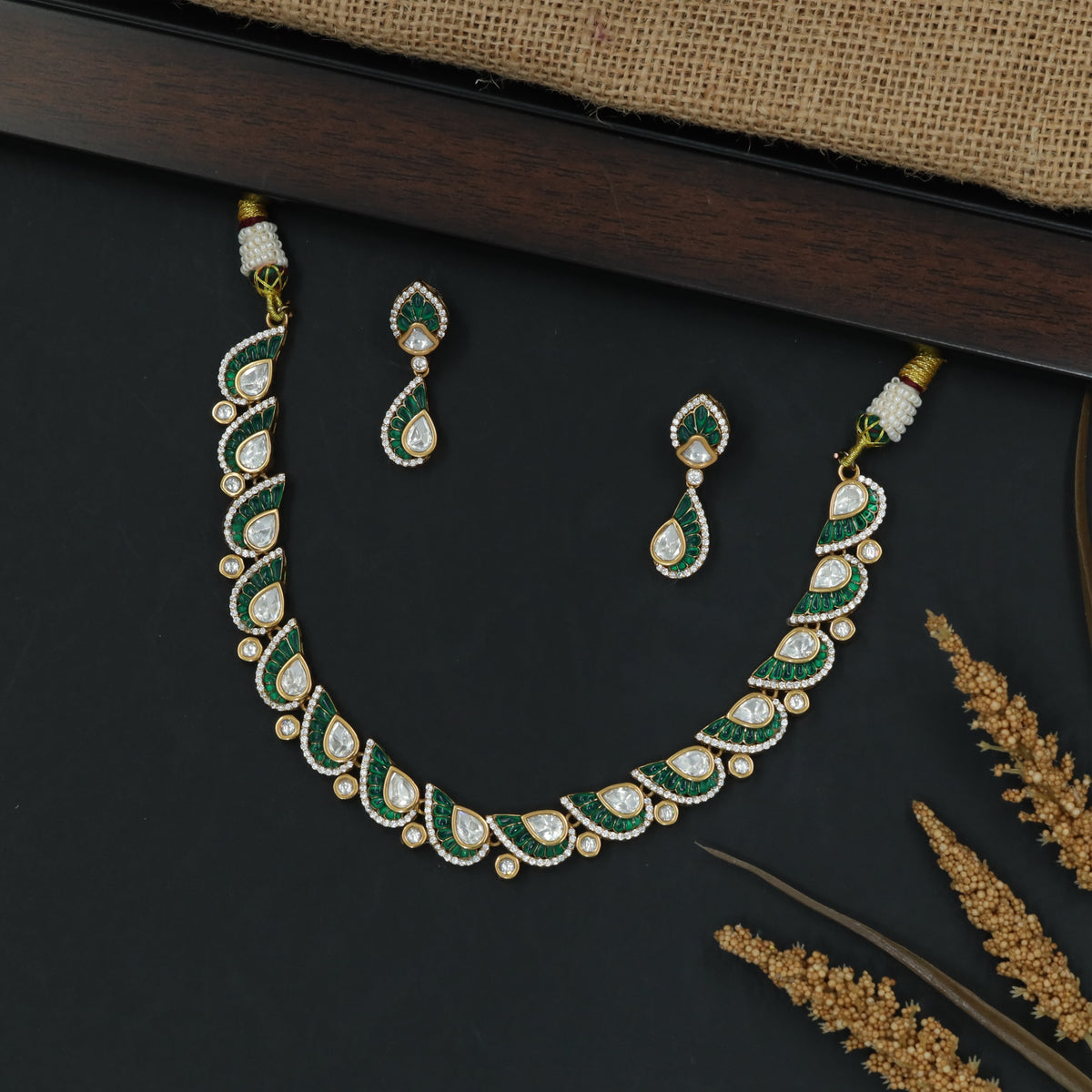 Sleek Kundan Necklace with Structured Curved Composition