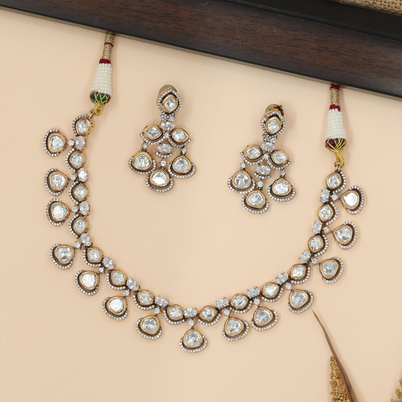 Patterned Necklace with Smooth Curved Drop Arrangement