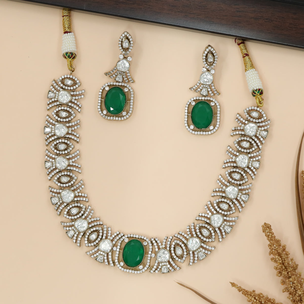 Structured Necklace with Repeating Eye-Shaped Motif Construction