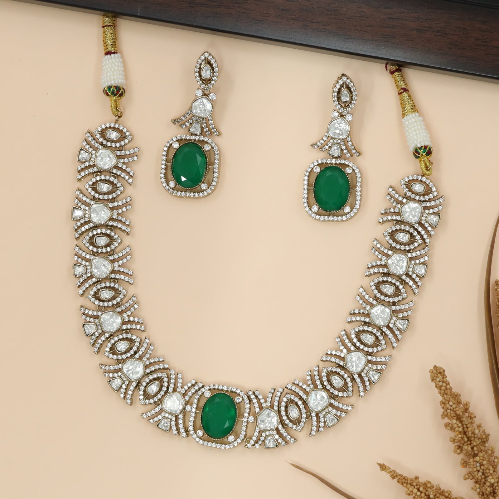 Structured Necklace with Repeating Eye-Shaped Motif Construction