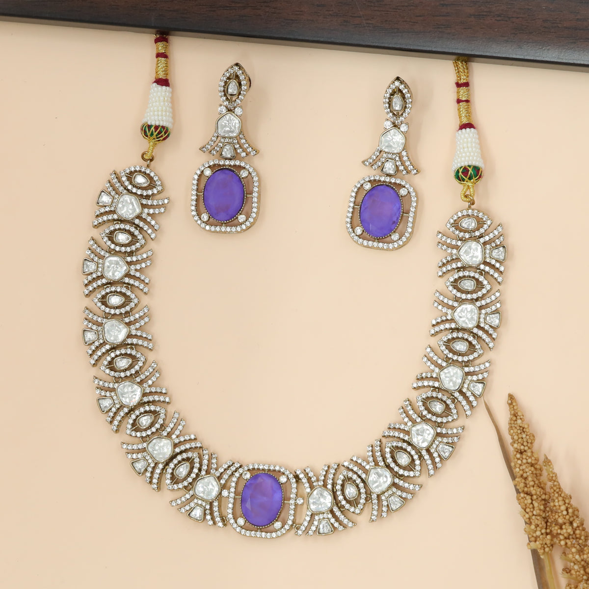 Structured Necklace with Repeating Eye-Shaped Motif Construction
