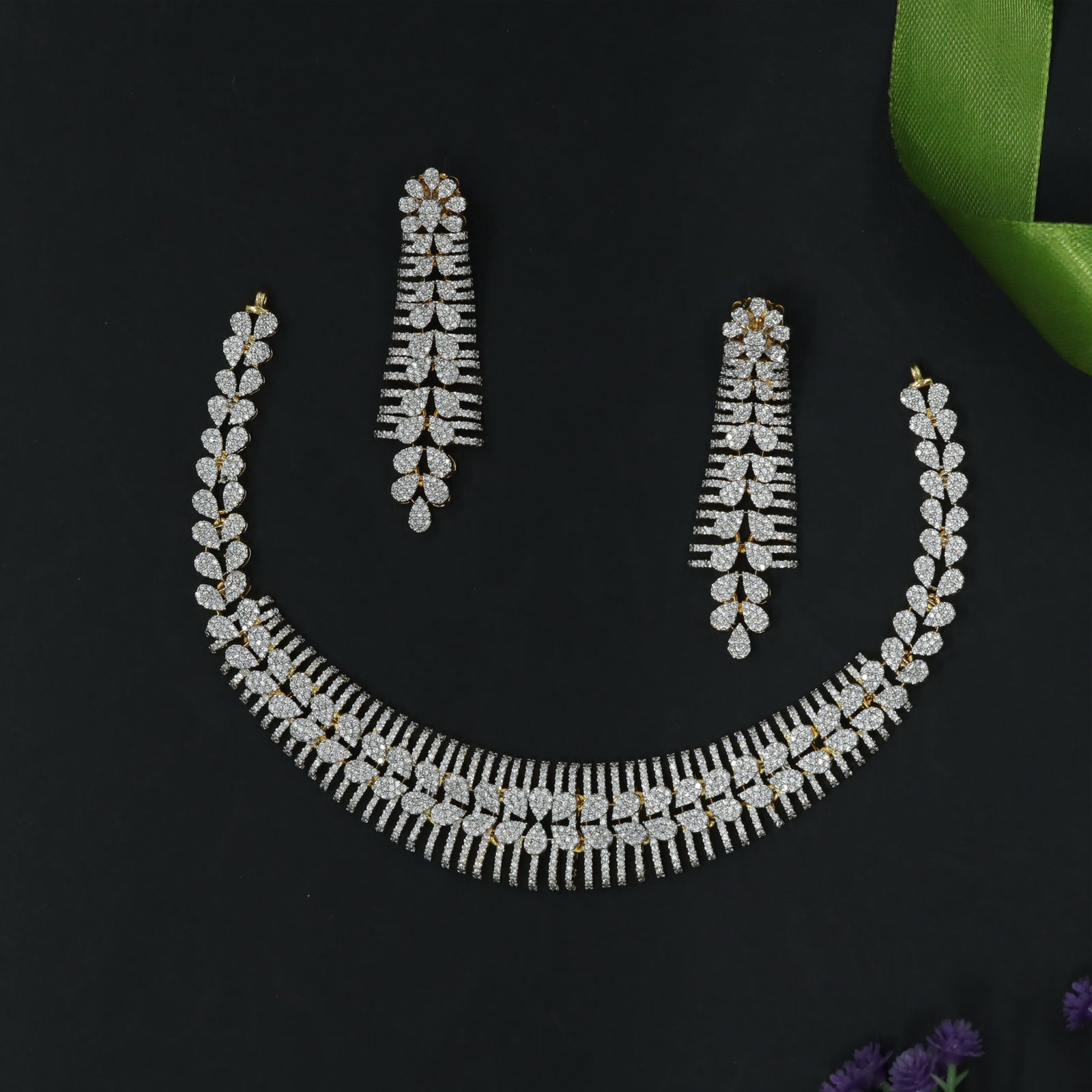 Statement Necklace with Leaf-Form Chain and Rhythmic Edge