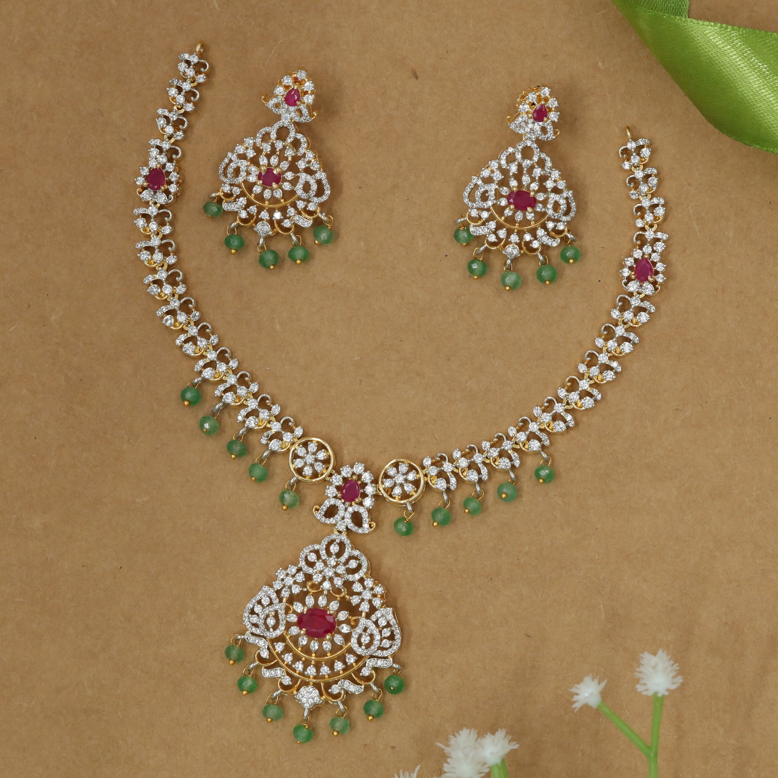 Luxury Green Bead Necklace with Ornate Crystal Craftsmanship