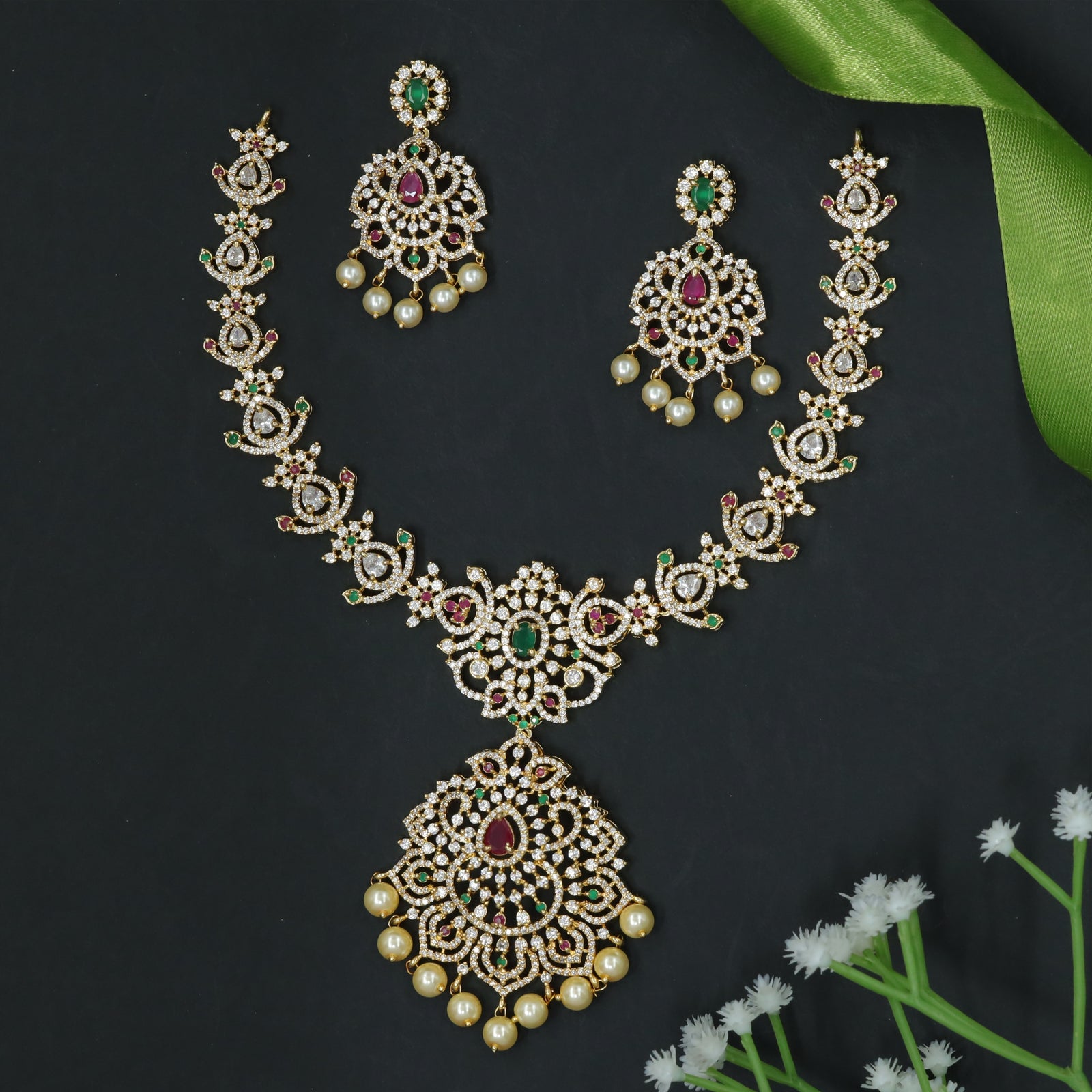 Structured Luxury Necklace Set with Decorative Centerpiece