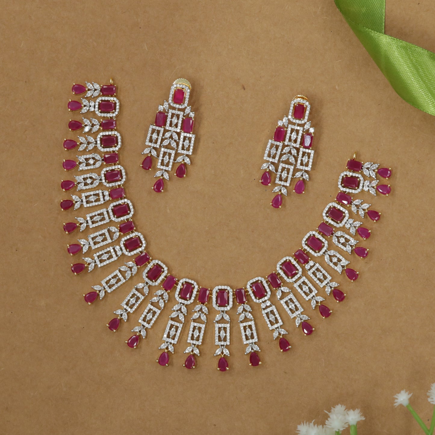 Graphic Block Pattern Necklace with Continuous Teardrop Flow