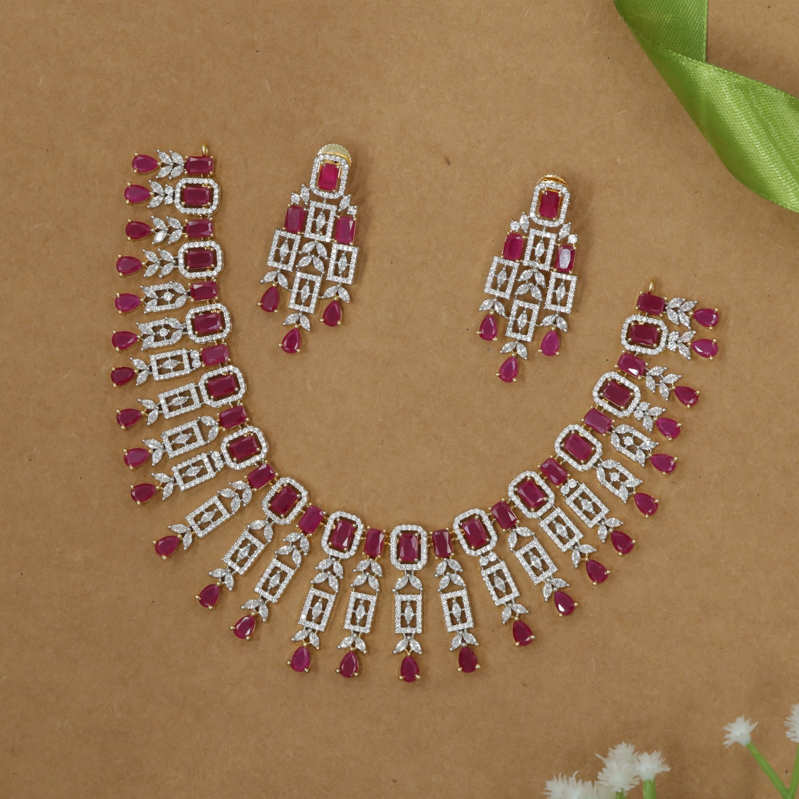 Graphic Block Pattern Necklace with Continuous Teardrop Flow