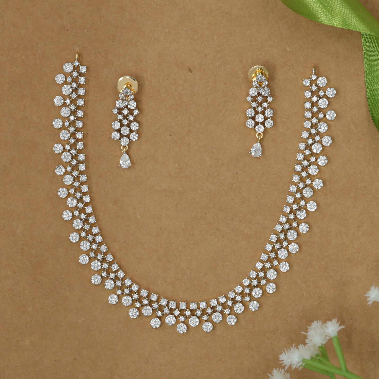 Circular Stone Necklace with Dense Lower Edge Rhythm