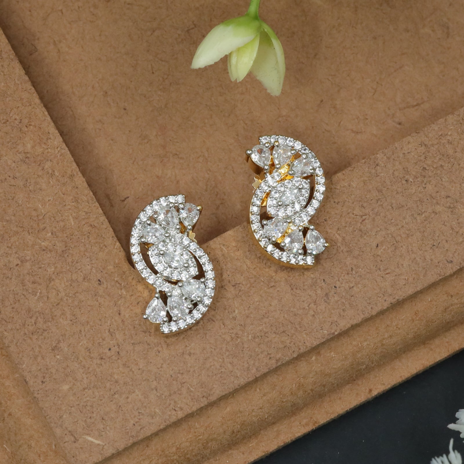 Curved Twin Disc Studs with Clustered Center