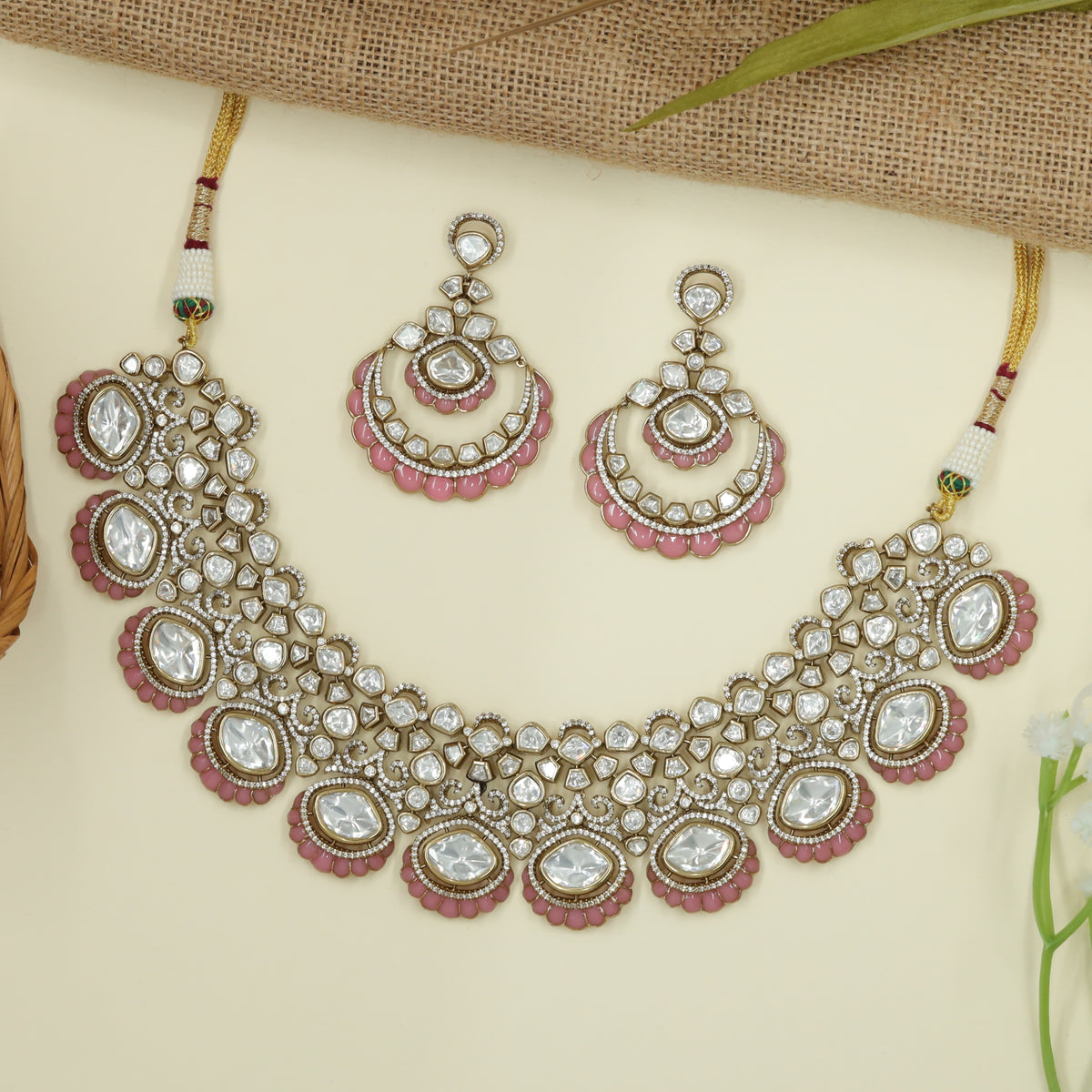 Decorative Frame Necklace with Continuous Oval Rhythm