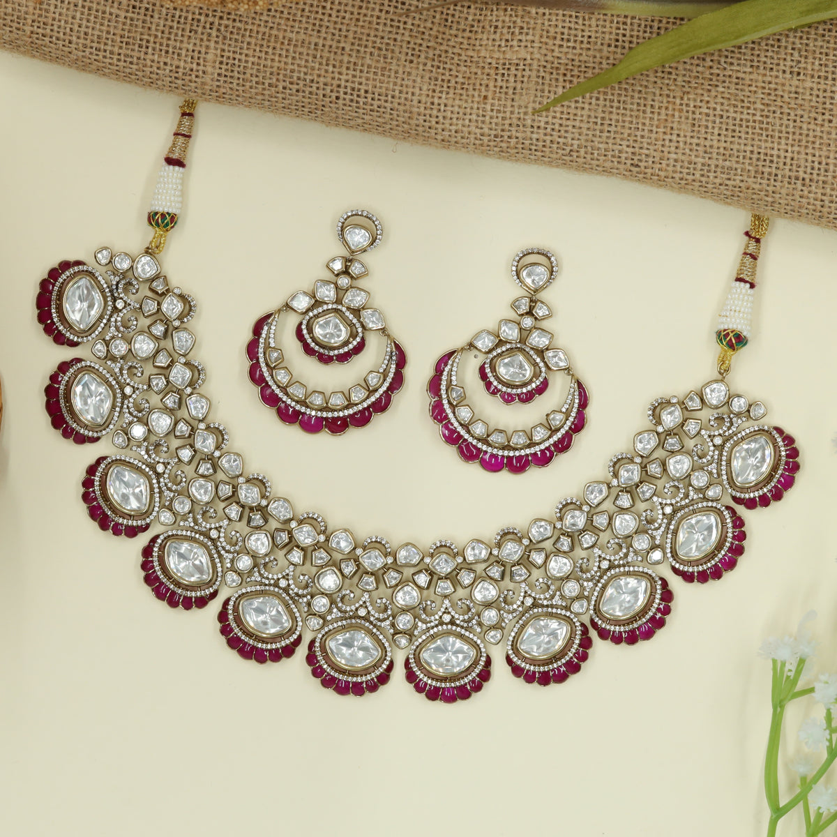Decorative Frame Necklace with Continuous Oval Rhythm