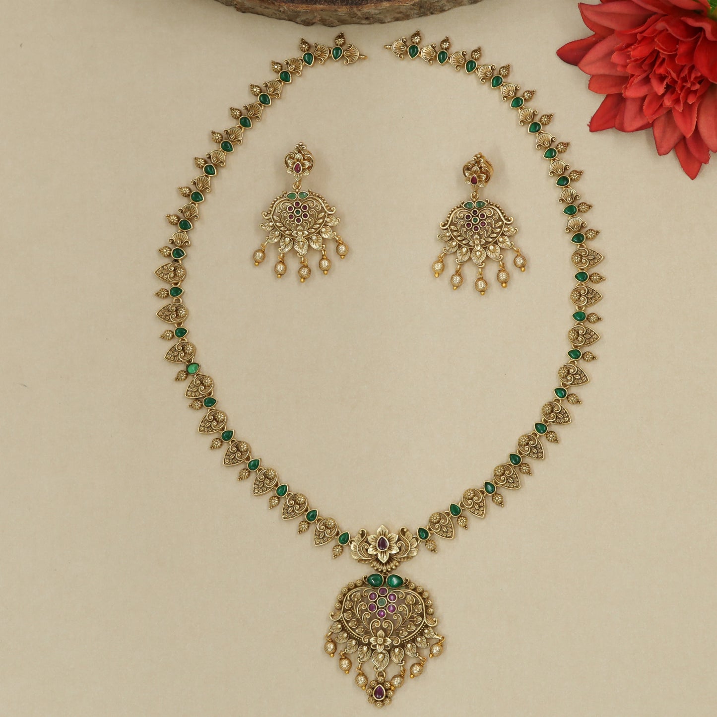 Repetitive Leaf Motif Chain with Central Framed Pendant Long Haara