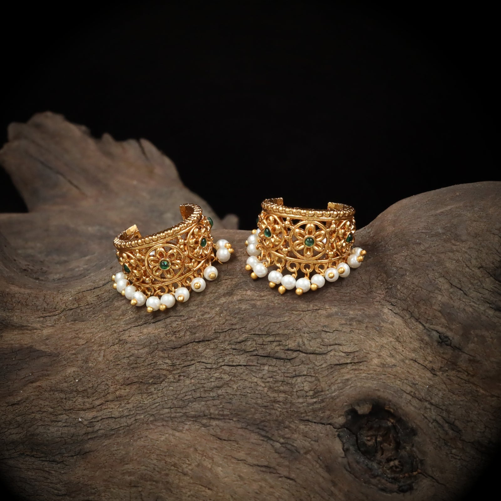 Textured Border Bugadi with Repeating Floral Roundels