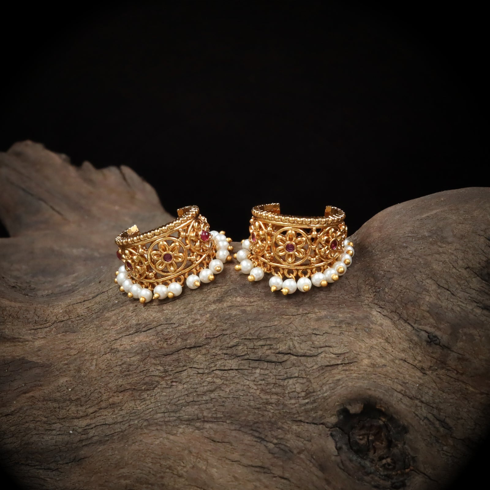 Textured Border Bugadi with Repeating Floral Roundels