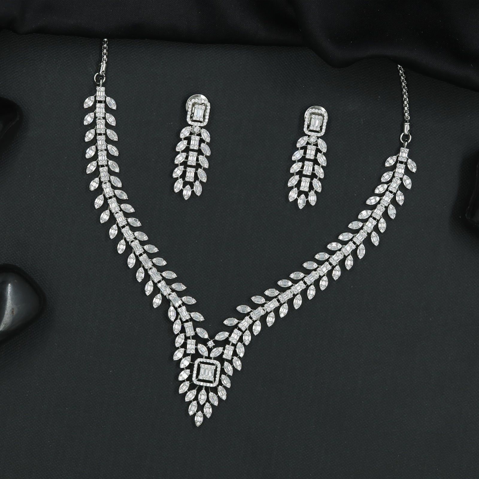 Twin Leaf Vine Necklace Set with Geometric Centre Pendant