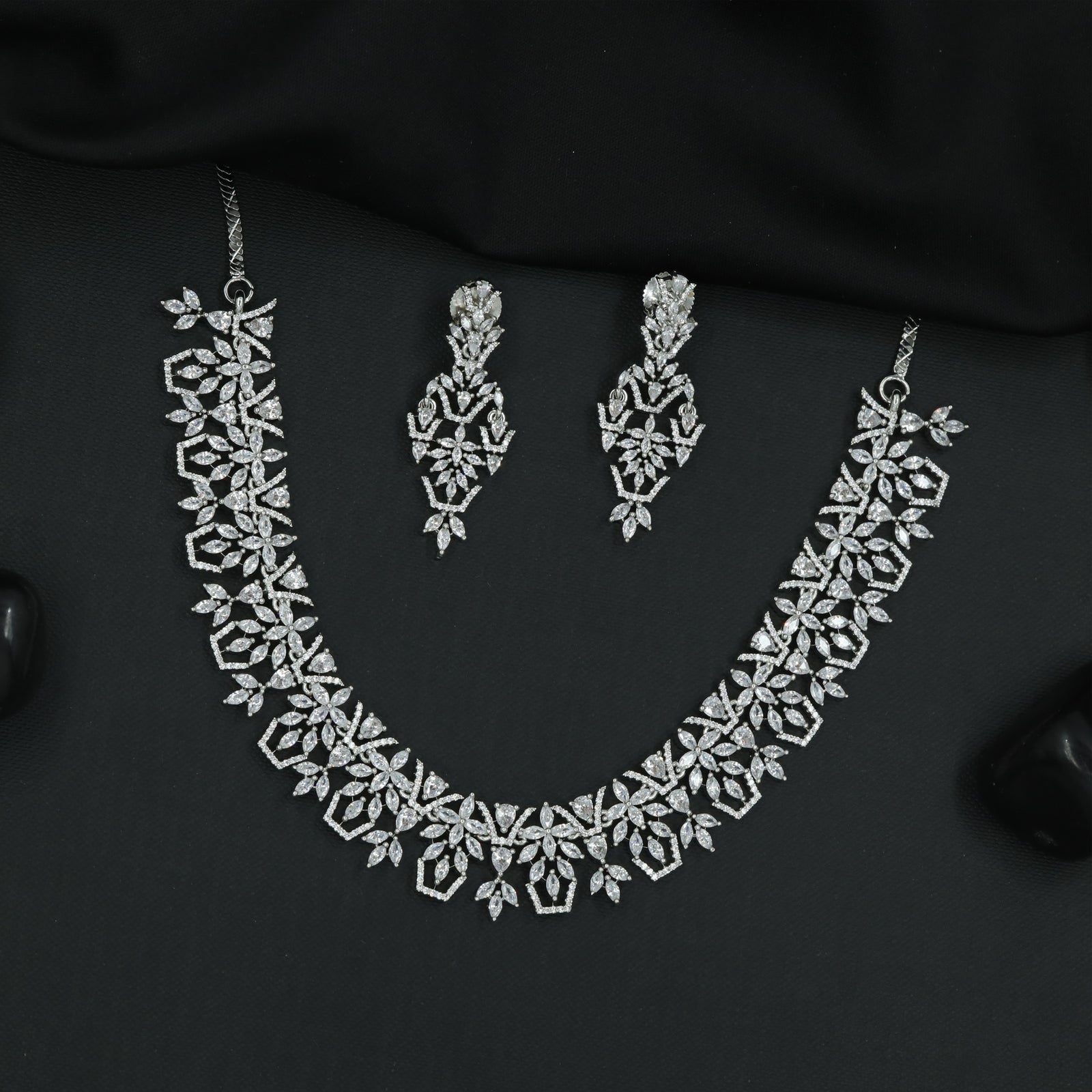 Interwoven Floral and Geometric Link Necklace Set with Decorative Vine Pattern