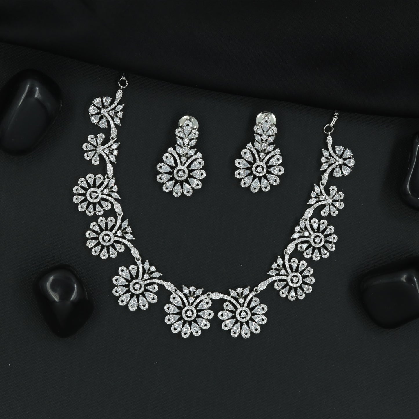 Daisy Bloom Pattern Necklace Set with Decorative Floral Chain