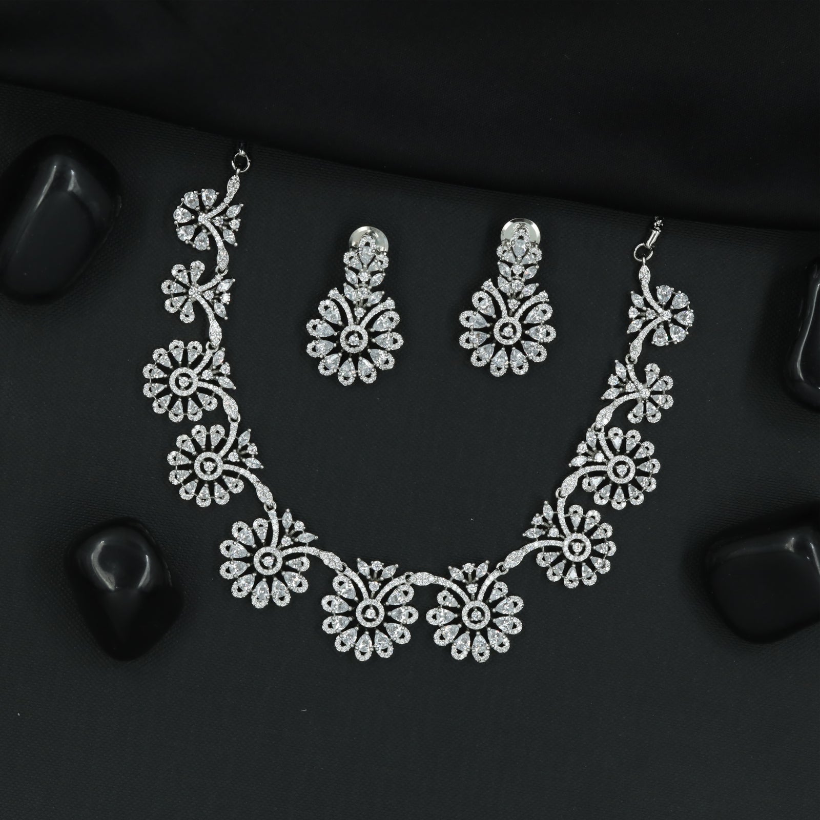 Daisy Bloom Pattern Necklace Set with Decorative Floral Chain