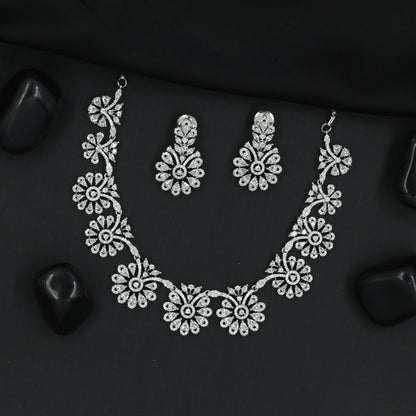 Daisy Bloom Pattern Necklace Set with Decorative Floral Chain