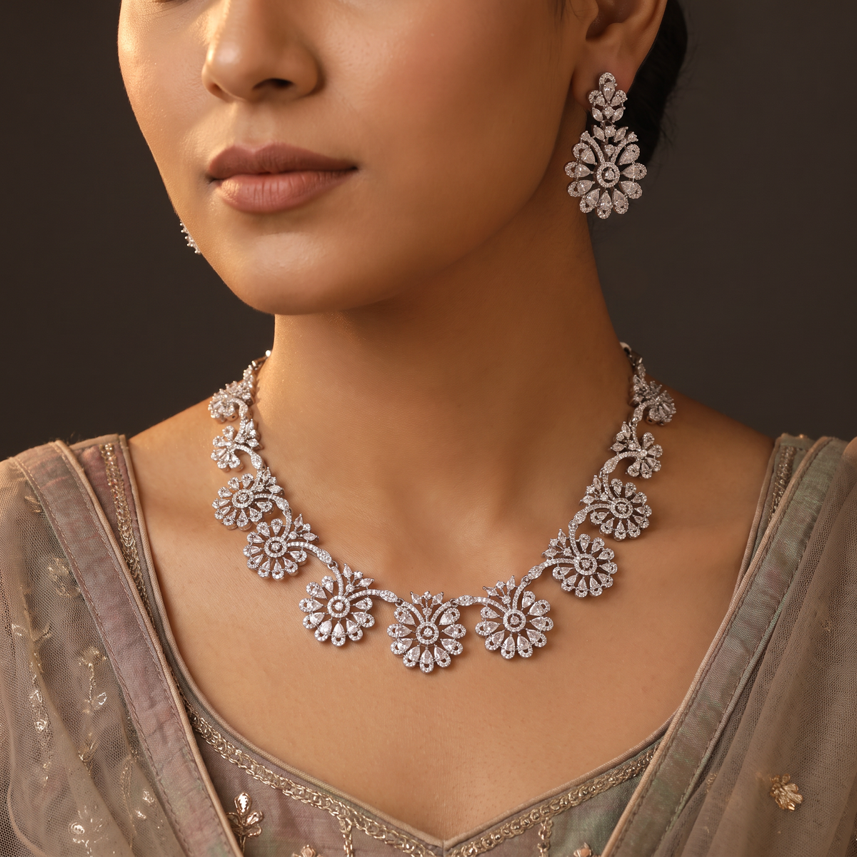 Daisy Bloom Pattern Necklace Set with Decorative Floral Chain