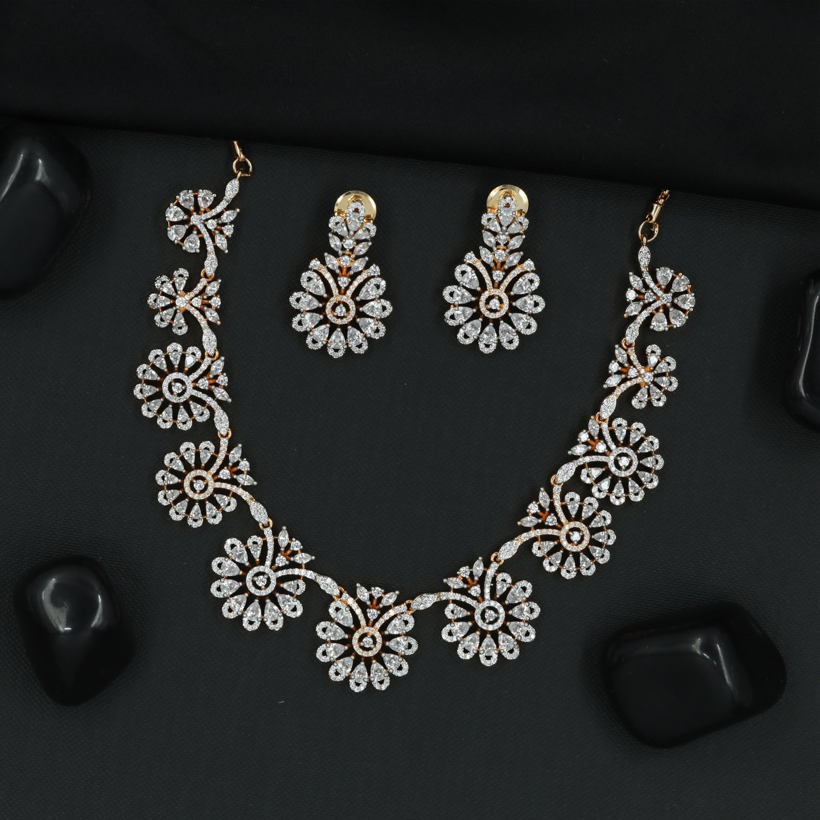 Daisy Bloom Pattern Necklace Set with Decorative Floral Chain