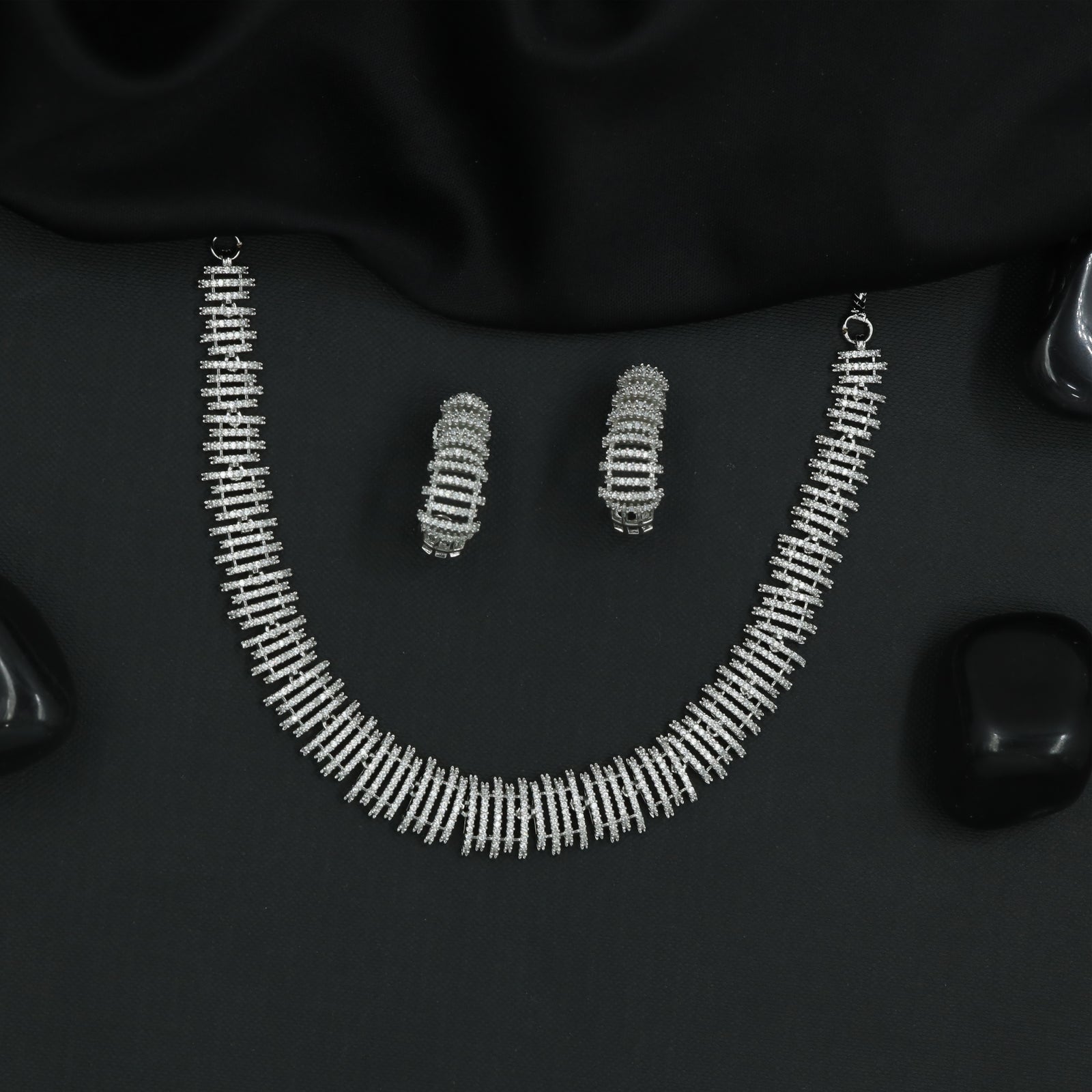 Decorative Parallel Bar Necklace Set with Structured Pattern Flow