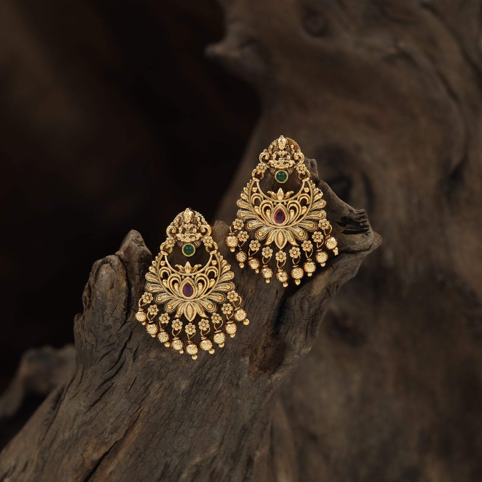 Classic Heritage Hanging Earrings with Curving Petal Pattern