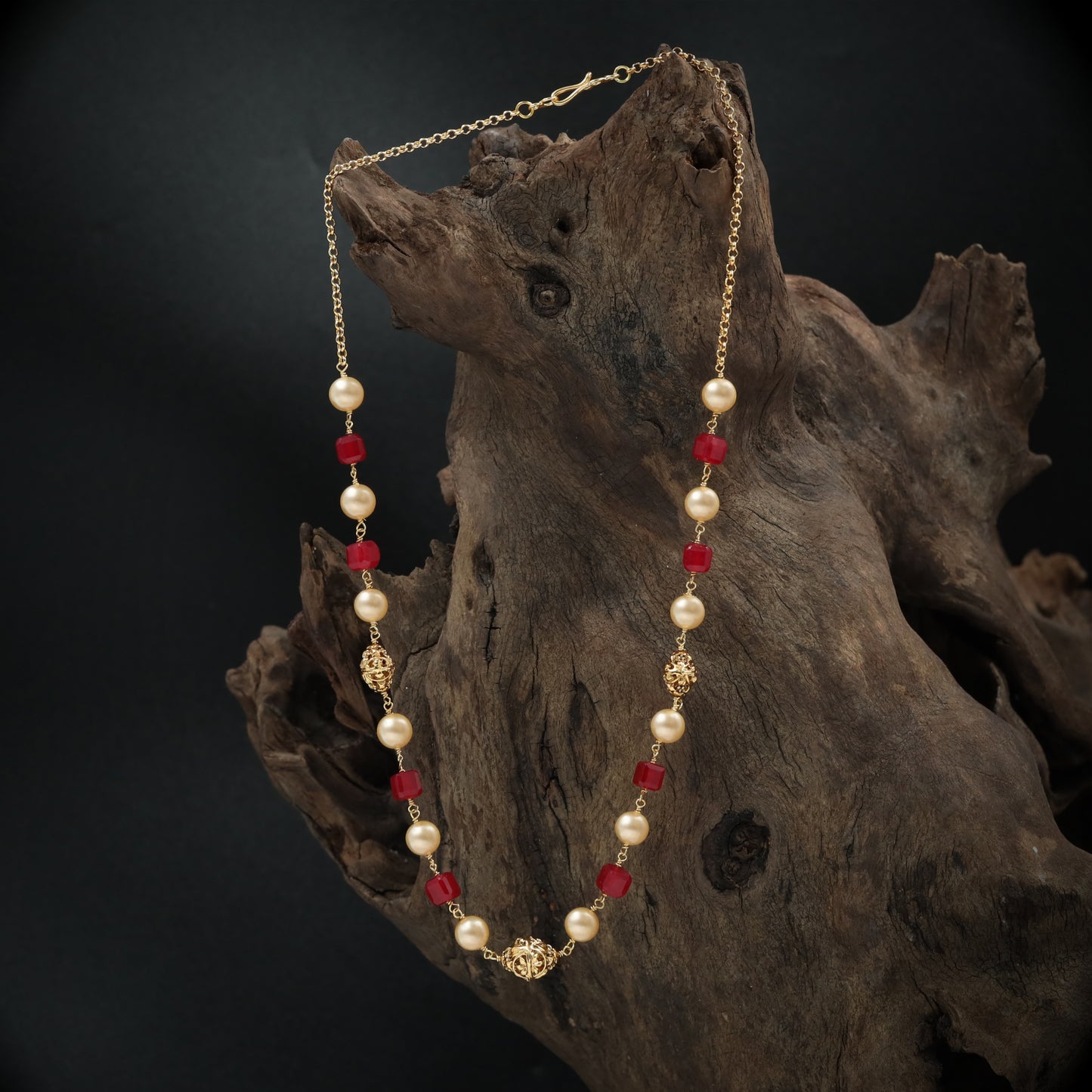 Graceful Pearl Bead with Alternating Accent Beads and Textured Gold Details