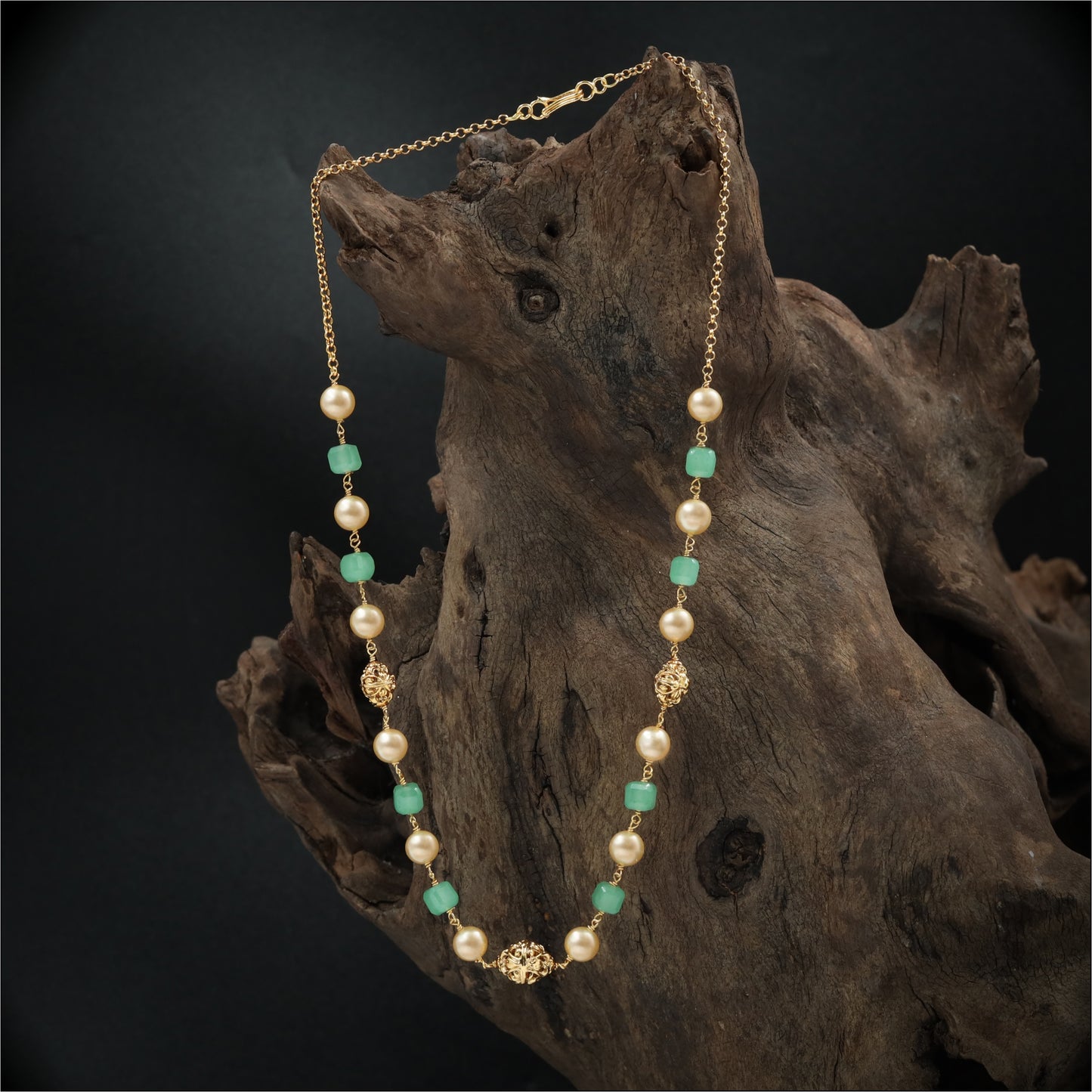 Graceful Pearl Bead with Alternating Accent Beads and Textured Gold Details