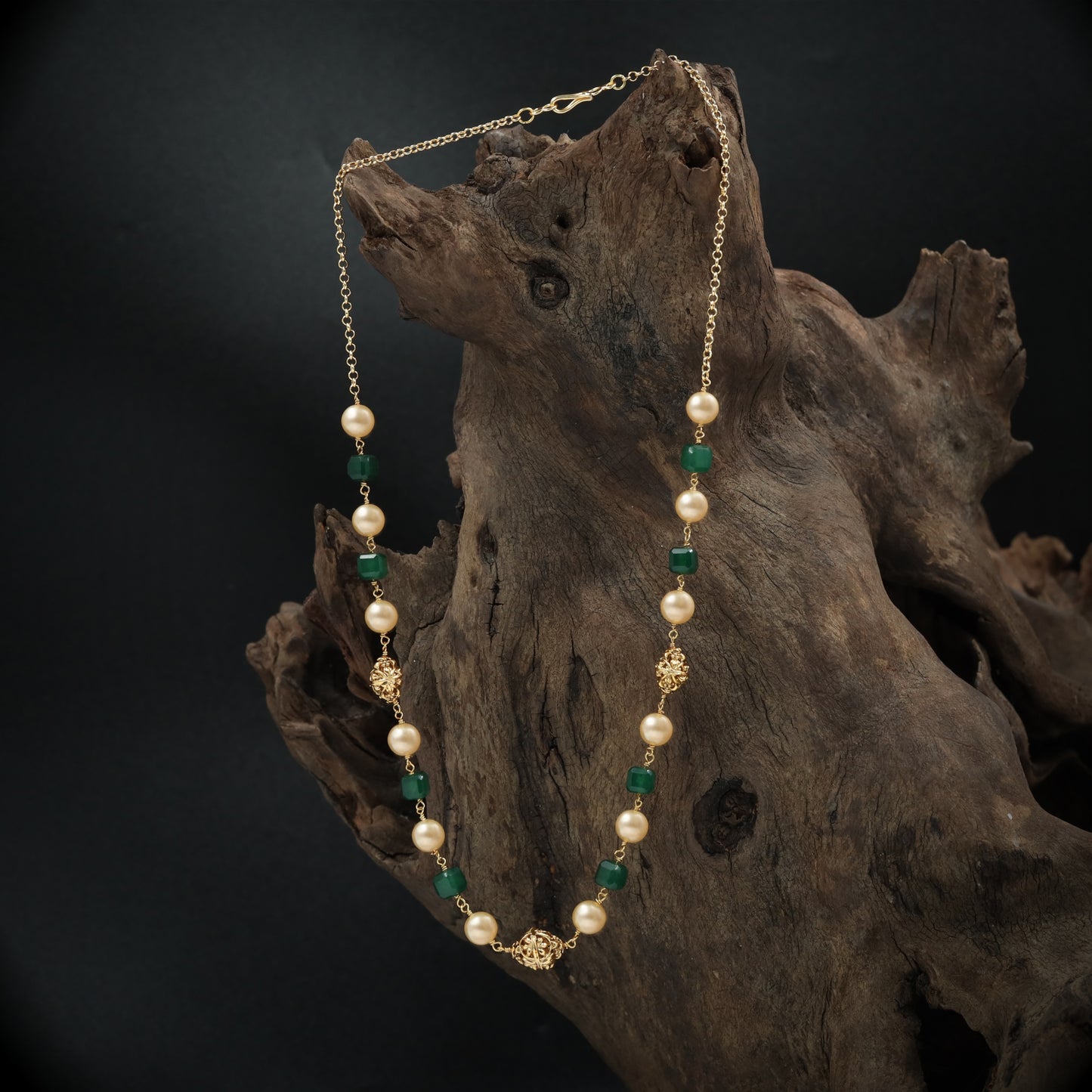 Graceful Pearl Bead with Alternating Accent Beads and Textured Gold Details