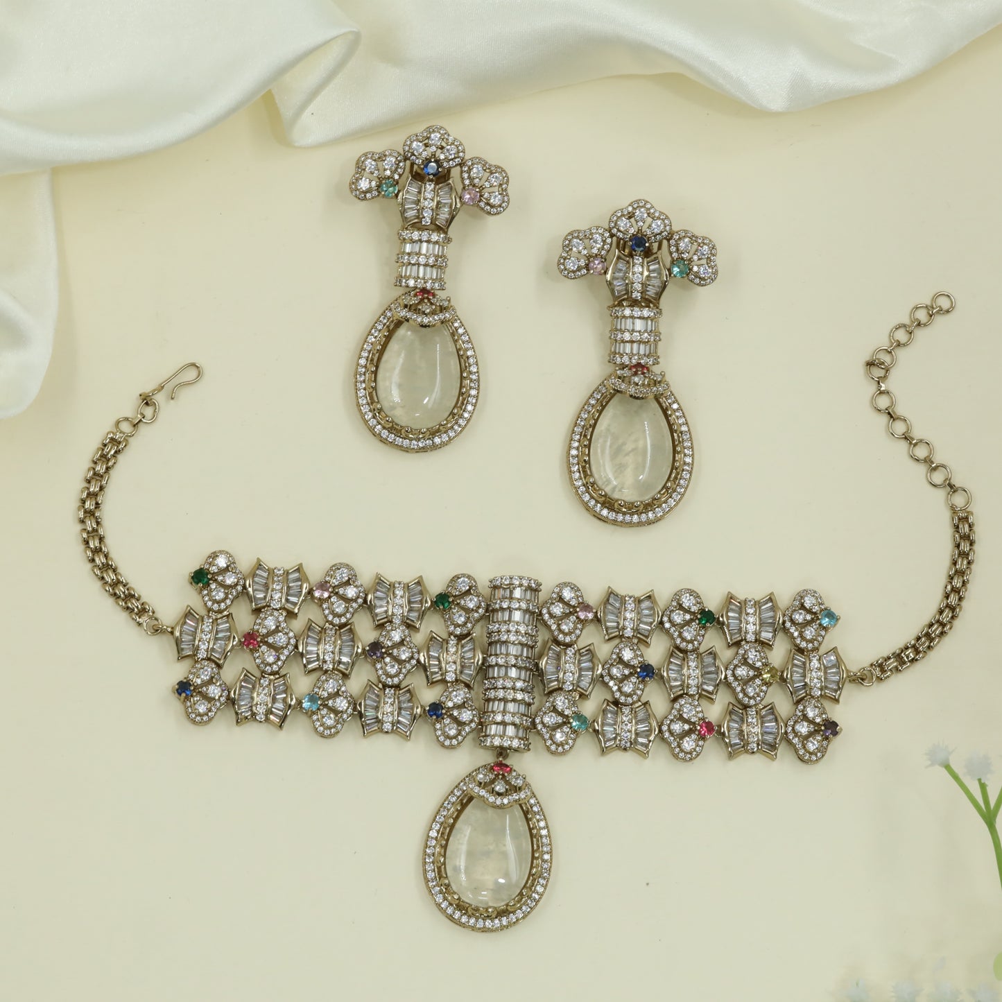 Bow Link Kundan Choker with Repetitive Motifs and Central Drop Pendant