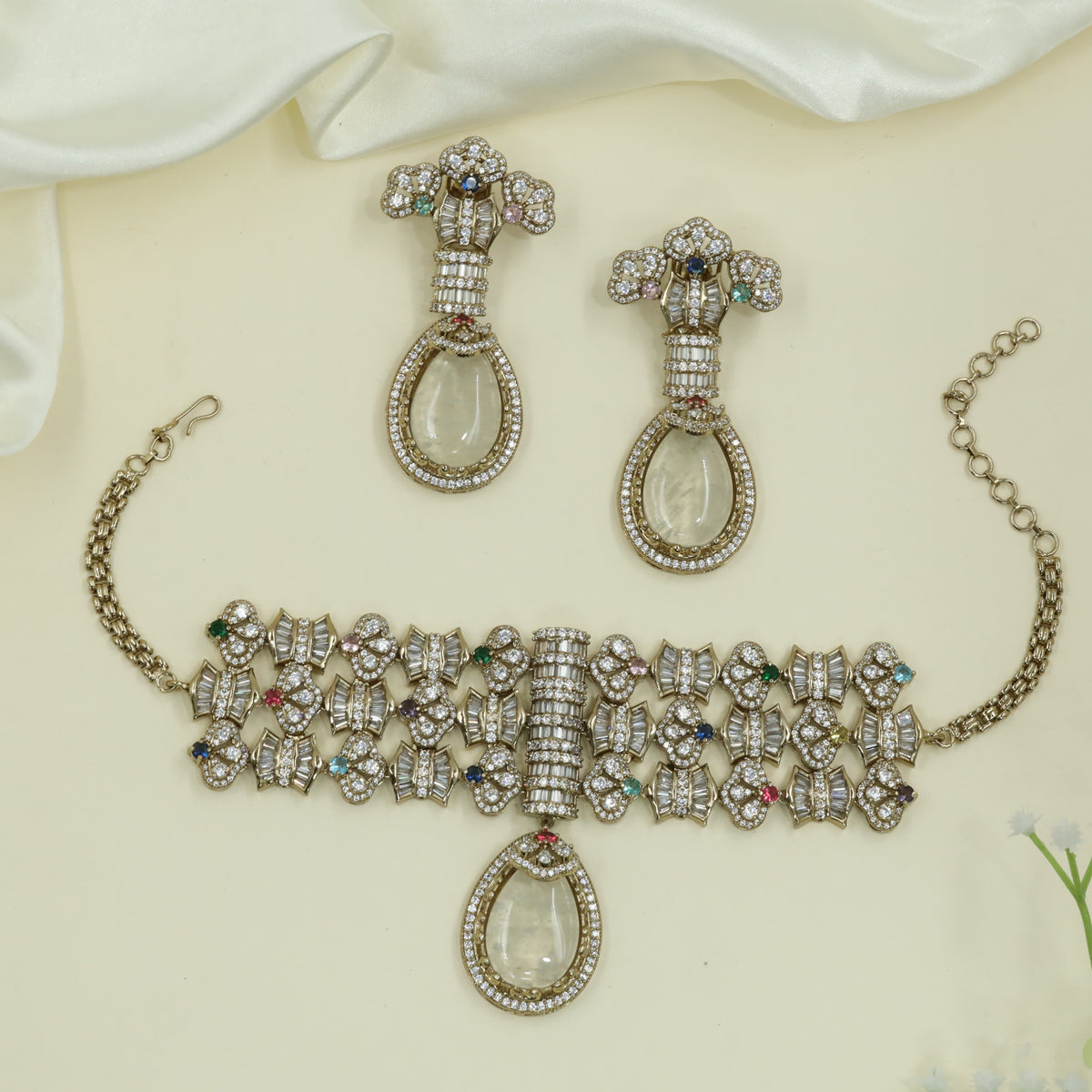 Bow Link Kundan Choker with Repetitive Motifs and Central Drop Pendant