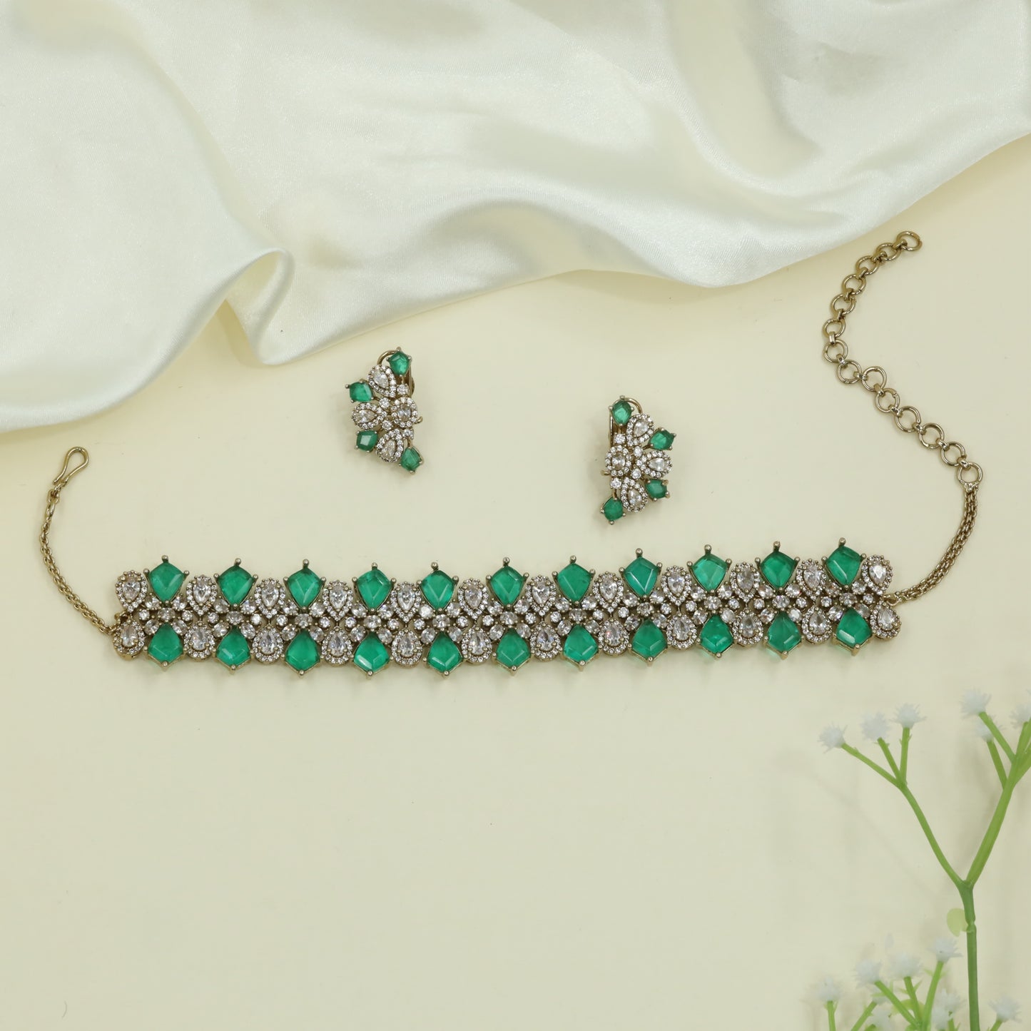 Angular Cluster Kundan Choker with Repetitive Triangular Units and Dense Stone Layout