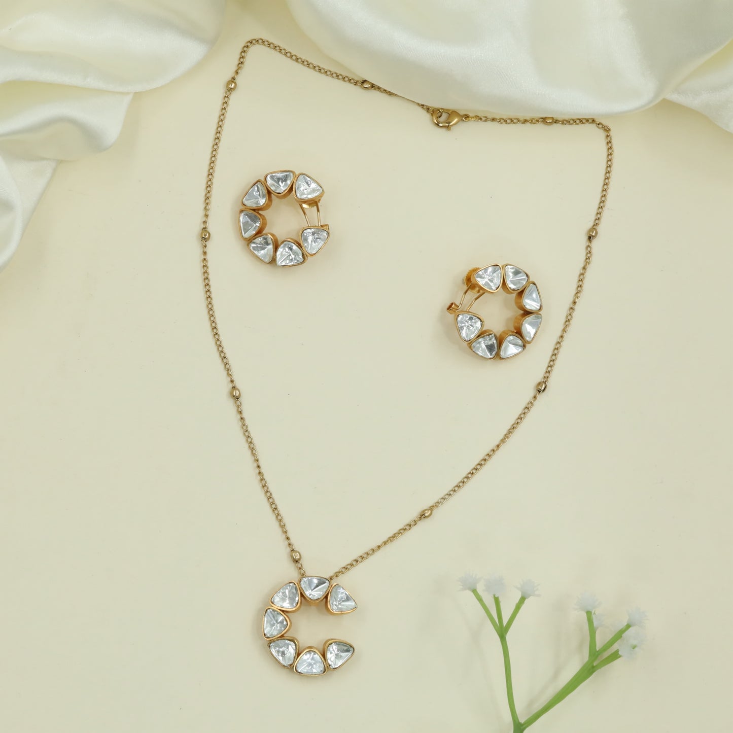 Circular Cluster Pendant Chain with Repetitive Teardrop Units and Minimal Link Chain