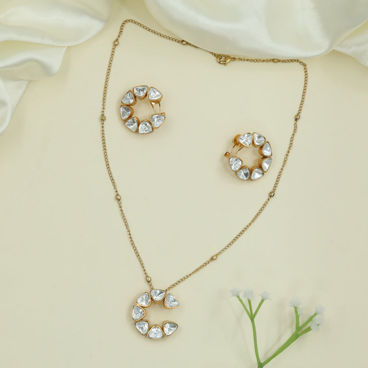Circular Cluster Pendant Chain with Repetitive Teardrop Units and Minimal Link Chain