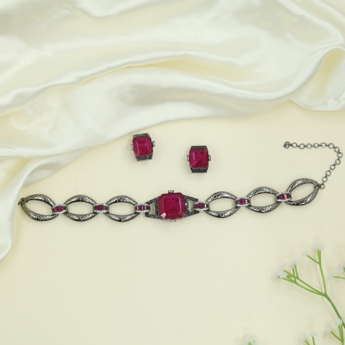 Continuous Infinity Link Choker with Structured Cushion Panel and Side Bar Accents