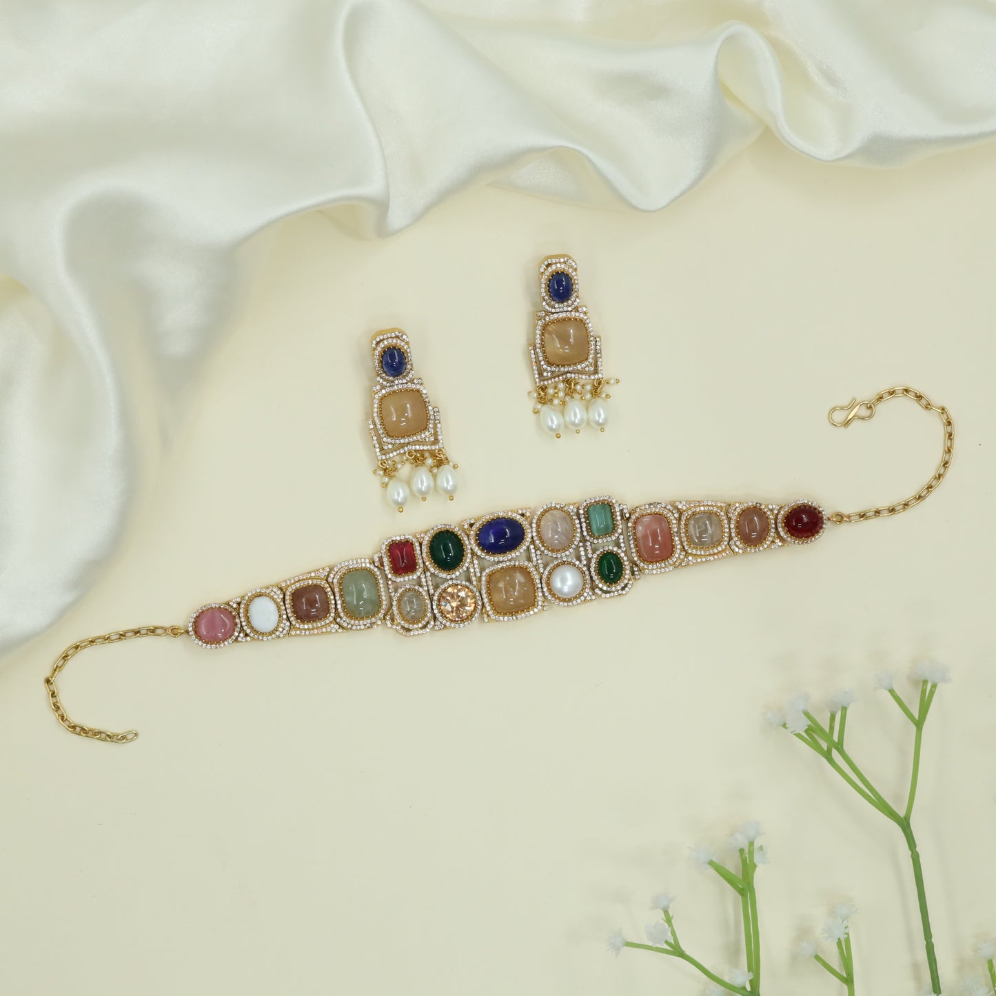 Decorative Segment Gold Choker with Varied Shape Units and Border Highlights