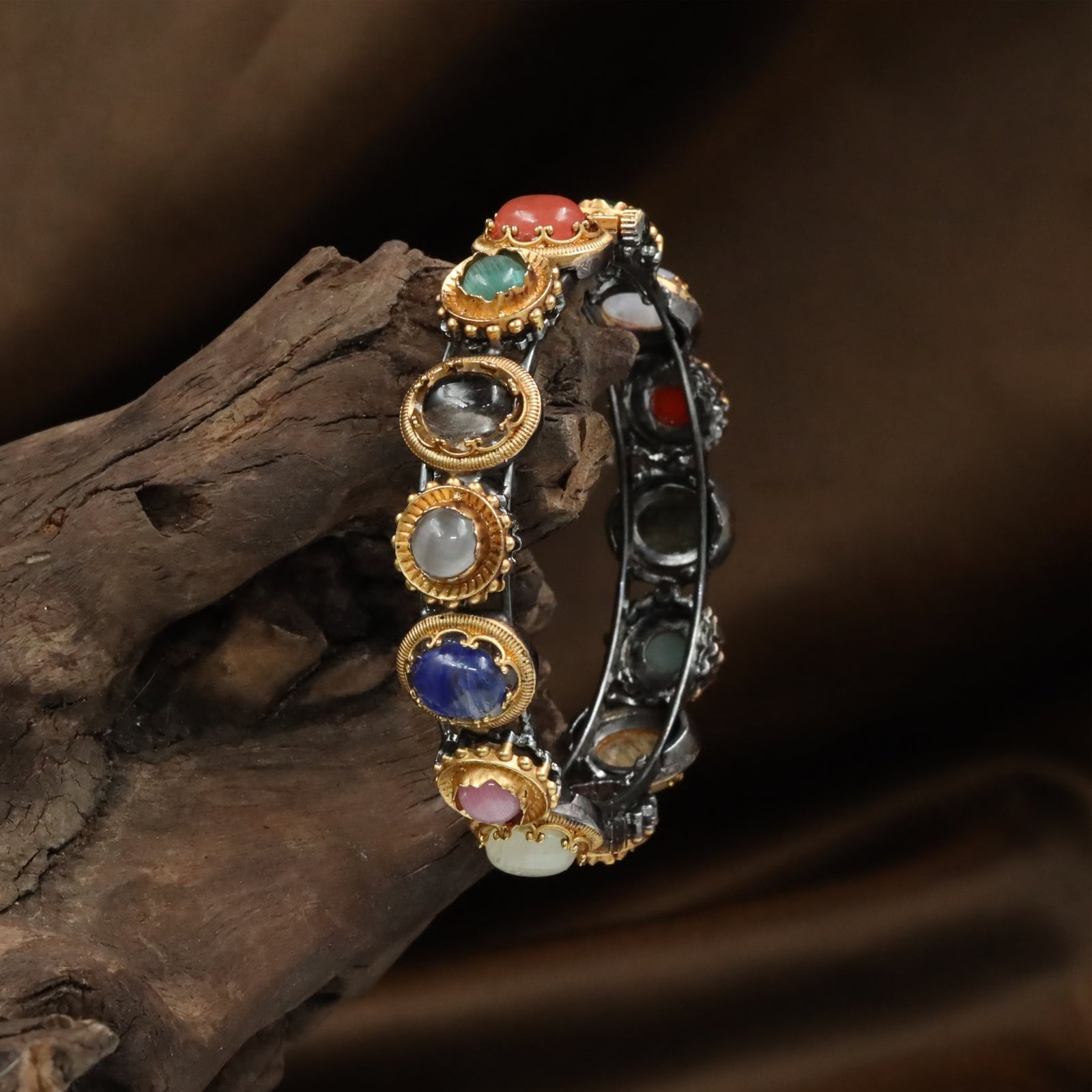 Simple Round Panel Kundan Bangles with Framed Units and Clean Layout