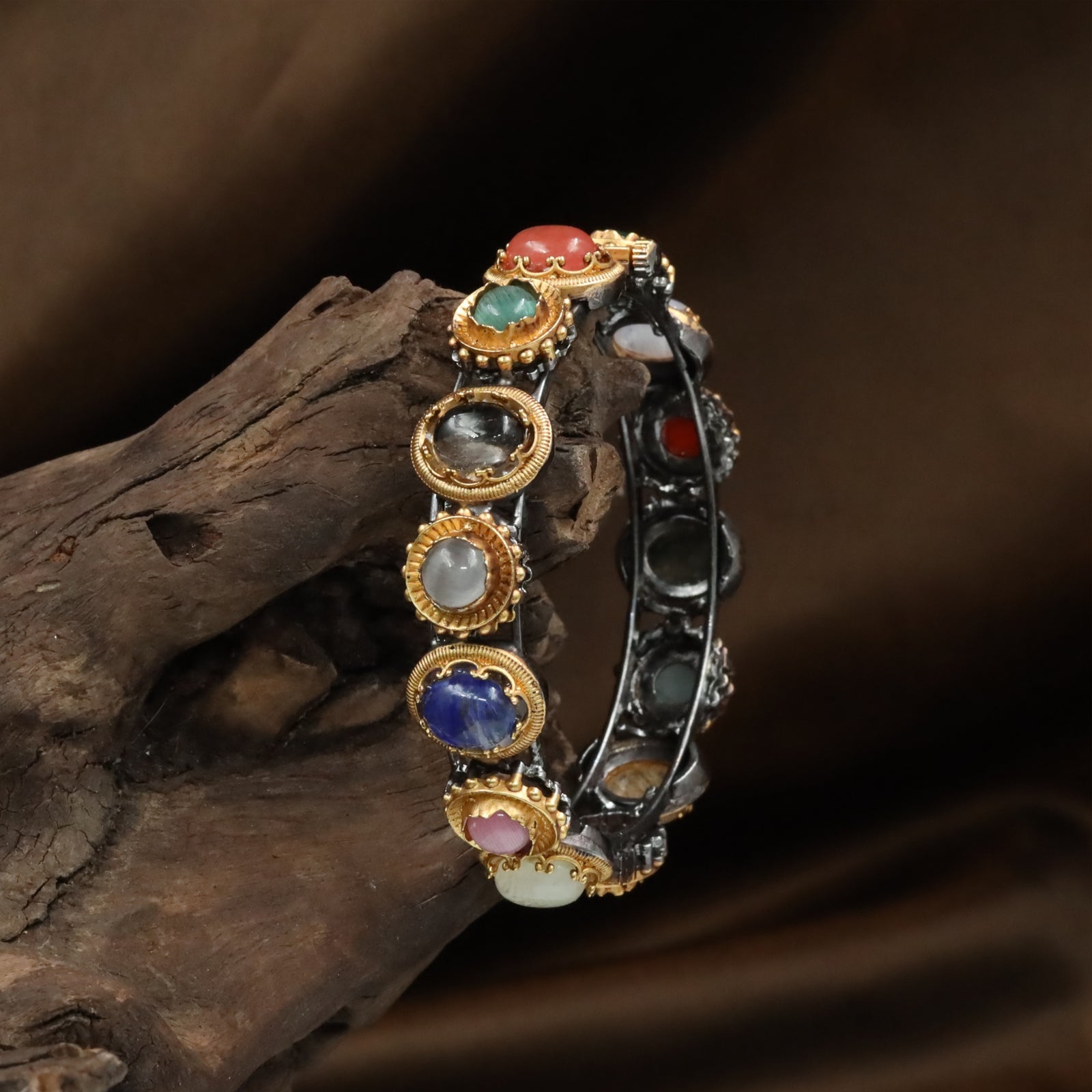 Simple Round Panel Kundan Bangles with Framed Units and Clean Layout