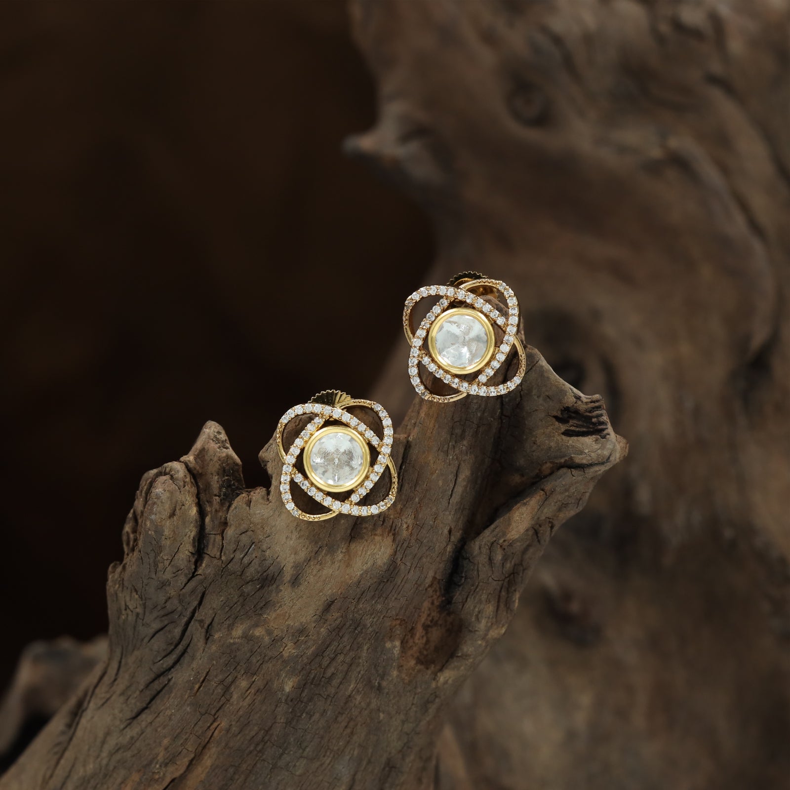 Twisted Loop Victorian Stud with Central Round Panel and Framed Edges